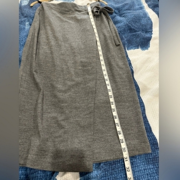 Aritzia Babaton Women's Wool Blend Grey Wrap Skirt Size Small - Picture 8 of 8